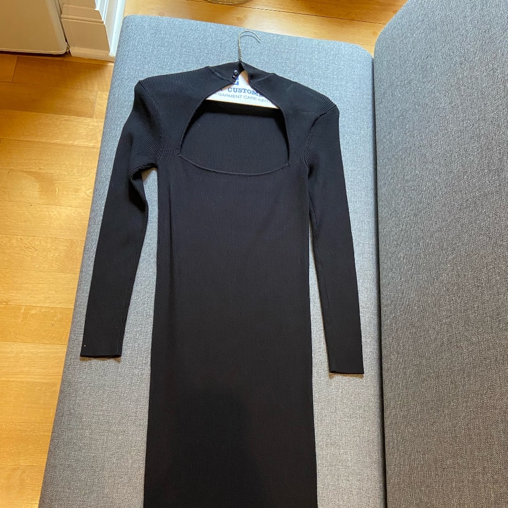 Maxi form-fitted black dress with halter neckline